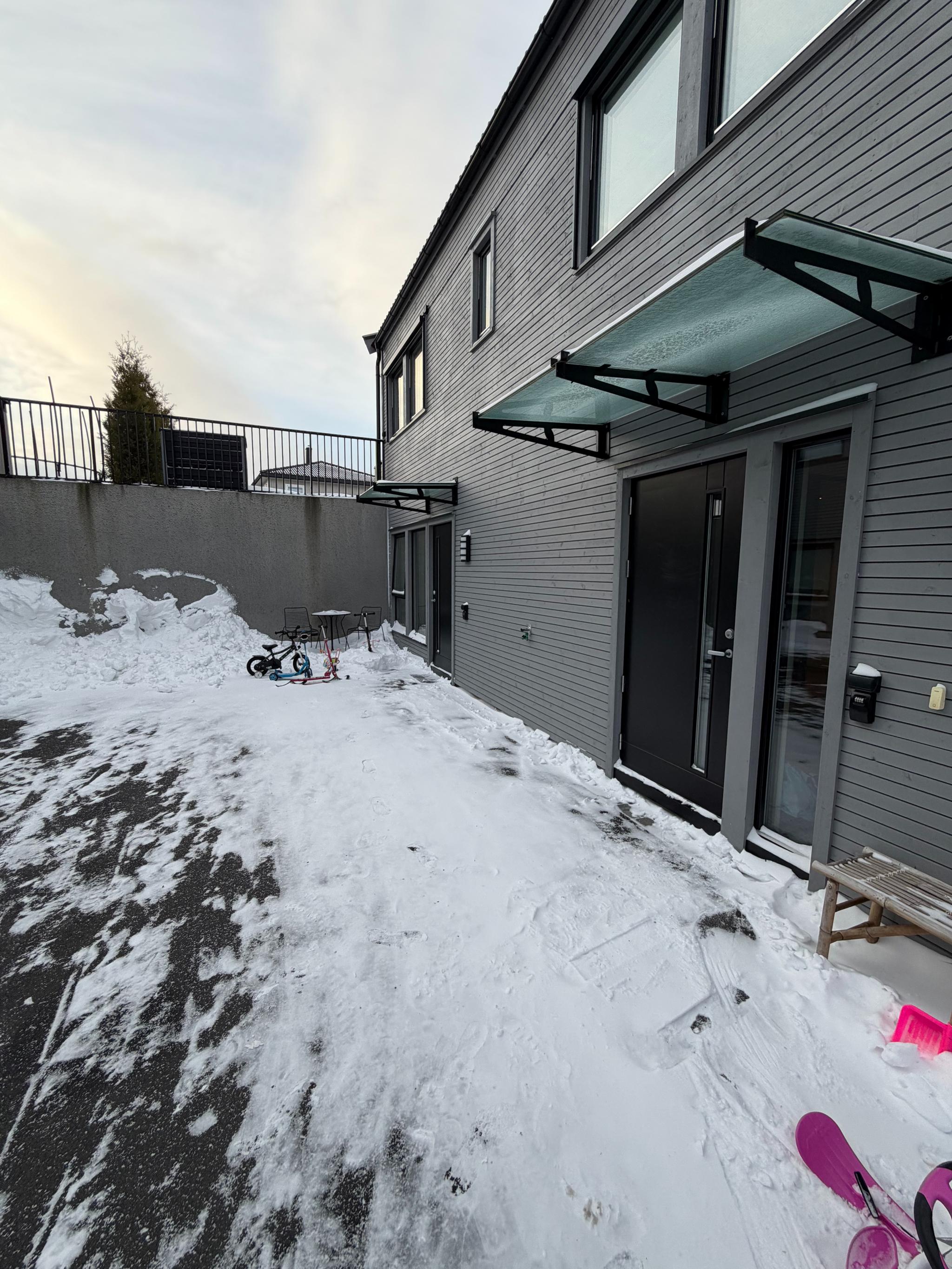 Egen inngang lengst inn, med parkering rett utenfor